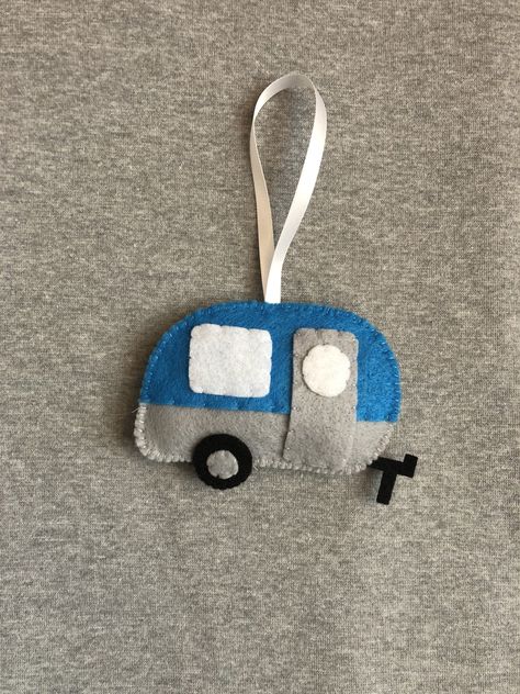 Needlepoint Crafts, Camper Applique, Camper Ornament, Felt Bunting, Baby Mobil, Bird Christmas Ornaments, Farmhouse Crafts, Mom Ideas, Primitive Halloween