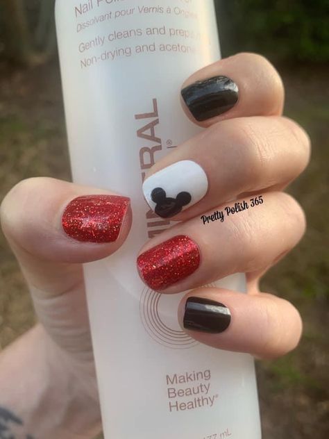 Disney Gel Nails, Mickey Mouse Nail Design, Disney World Nails, Mouse Nail Art, Mickey Mouse Nail Art, Christmas Nails Designs, Disney Christmas Nails, Disneyland Nails, Disney Nail Designs