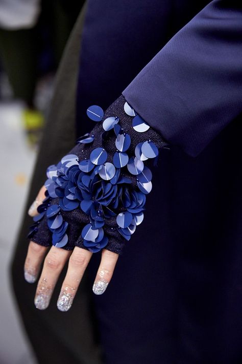 Glitter Fashion, Fashion Gloves, Gloves Fashion, Tall Fashion, Couture Details, 2018 Fashion, Boys Fashion, Girls Fashion, Ladies Fashion