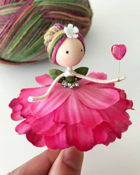 Artificial Flower Crafts Ideas, Flower Fairies Diy, Handmade Fairy Doll, Valentine Dolls Handmade, Fairy Ornaments Diy, Diy Fairy Dolls, Diy Fairies Doll Easy, How To Make Fairy Dolls, Pretty Dolls Fairies