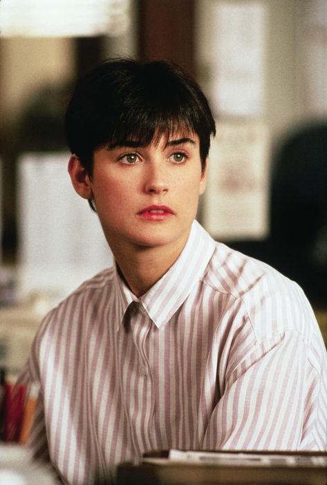 Demi Moore - 1990 (Ghost) Demi Moore Short Hair, Lesley Anne Down, Hairstyles For Fat Faces, The Danish Girl, Shot Hair Styles, Demi Moore, Julia Roberts, Kate Winslet, Latest Hairstyles