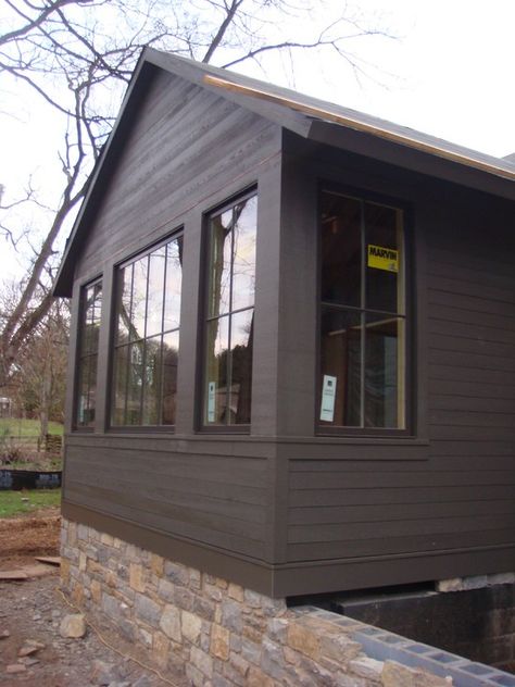 Cabin Exterior Color Schemes, Cabin Exterior Colors, Cabin Paint Colors, Loft Cottage, Windows Trim, Window Exterior, Window Trim Exterior, Cabin Exterior, Trim Design