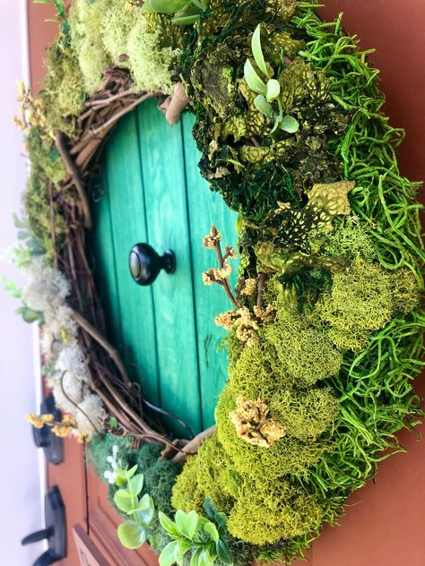 Hobbit Hole Wreath, Lotr Room Decor, Hobbit Party Decorations, Diy Door Decorations, Hobbit Door Wreath, Lotr Decor, Hobbit Party, Hobbit Door, Witchy Crafts