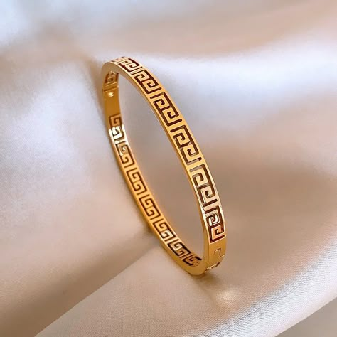 Packaging Earrings, Plain Gold Bangles, Gold Kada, Couple Ring Design, Gold Jewelry Outfits, Gold Bangles For Women, New Gold Jewellery Designs, Gold Earrings Models, Diamond Pendants Designs