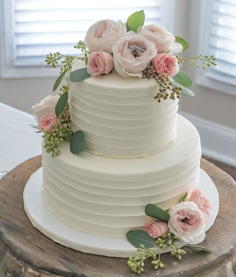 Beautiful simply styled wedding cake with fresh flowers || Worthing Court Fresh Flower Cake, Floral Wedding Cake, Floral Wedding Cakes, Simple Wedding Cake, White Wedding Cake, Wedding Cakes With Flowers, Wedding Cake Inspiration, Beautiful Wedding Cakes, Pink Makeup