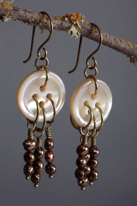 Diy Jewelry Earrings, Homemade Jewelry, Handmade Wire Jewelry, Button Earrings, Button Jewelry, Funky Jewelry, Jewelry Making Ideas, Pearl Strands, Button Crafts