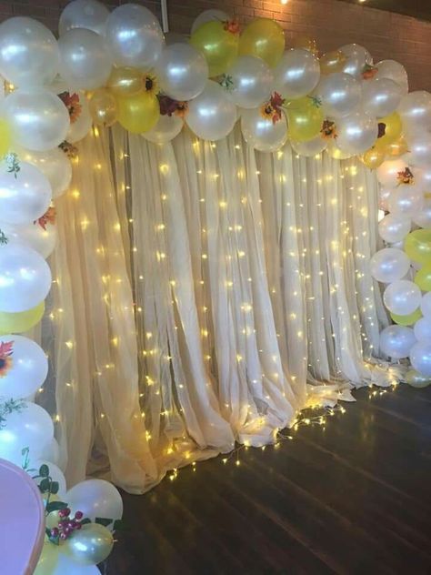 Yellow And White Photo Backdrop, White Yellow Balloon Decoration, Yellow And White Backdrop Ideas, Baloon Decorations Engagement, Sunflower Backdrop Ideas With Balloons, Yellow Anniversary Decorations, Balloon Haldi Decoration, Haldi Decoration Ideas With Balloons, Yellow White Birthday Decor