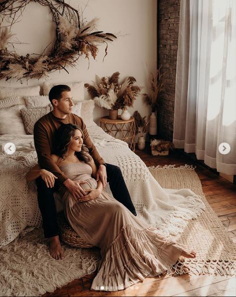 Indoor Boho Family Photoshoot, Photography Studio Changing Room, Boho Motherhood Studio Session, Boho Family Pictures Studio, Boho Family Photoshoot Studio, Boho Pregnant Photoshoot, Bohemian Maternity Shoot Studio, Maternity Mini Session, Boho Bed Photoshoot