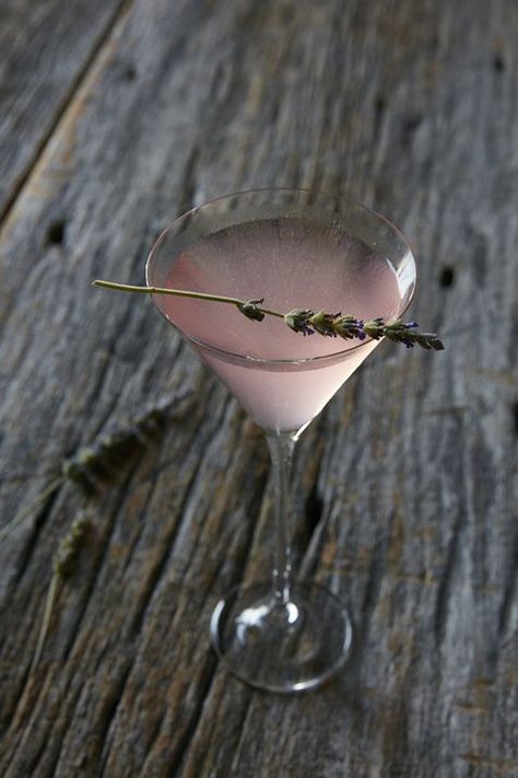 Rosé Cocktail, Rose Cocktail Recipes, Lavender Martini, Cucumber Cocktail, Cocktail Shots, Rose Cocktail, Expensive Wine, Martini Recipes, Mocktail Recipe