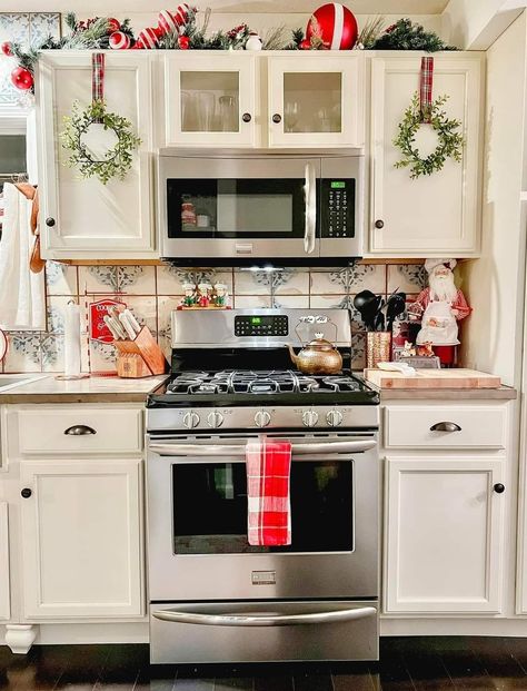 50 Creative Kitchen Decorating Ideas for Christmas Above Cabinet Decor Kitchen Christmas, Christmas Cabinet Decor, Christmas Kitchen Counter, Above Cabinet Christmas Decor, Kitchen Cabinet Christmas Decor, Above Cabinet Decor Kitchen, Cozy Christmas Kitchen, Decorating Above Kitchen Cabinets Ideas, Christmas Kitchens