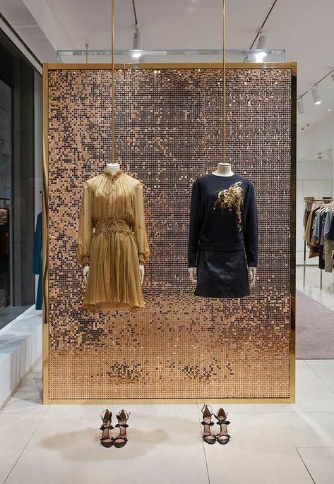 Decoration Vitrine, Clothing Store Interior, Fashion Displays, Clothing Store Design, Store Design Boutique, Visual Merchandising Displays, Store Window Displays, Window Display Design, Boutique Display