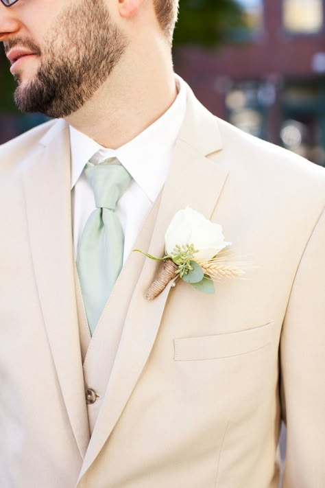 This tan suit looks great for a garden wedding in any season. The neutral tone allows for a wide range of complimentary colors like this sage tie and crisp white rose boutonniere.  Image by Jen & Chris Creed Tan Groomsmen Suits, Tan Suit Wedding, Tan Groomsmen, Green Tux, Tan Suits, Big Apple New York, Wedding November, Sage Green Tie, Wedding Groomsmen Attire