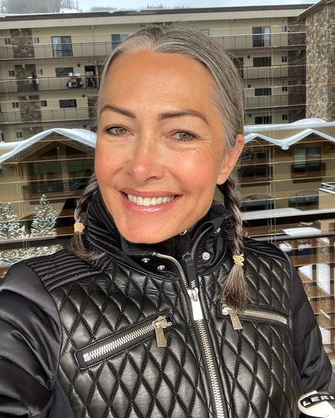 “Gray Never Equals Old,” a Model, Luisa Dunn, Ditches Hair Dye and Inspires People to Love Their Natural Looks / Bright Side Women With Grey Hair, Grey Hair Journey, Going Gray Gracefully, Light Foundation, Decades Of Fashion, Grey Hair Styles For Women, Life Philosophy, Going Gray, Grey Hair Color