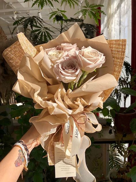 Newspaper Wrapped Flowers, Flowers Wrapped In Paper, Wrapping Bouquets, Newspaper Wrapping, Ribbon Flowers Bouquet, Flower Bouquet Diy, Flower Wrapping, Satin Ribbon Flowers, Kraft Paper Wrapping