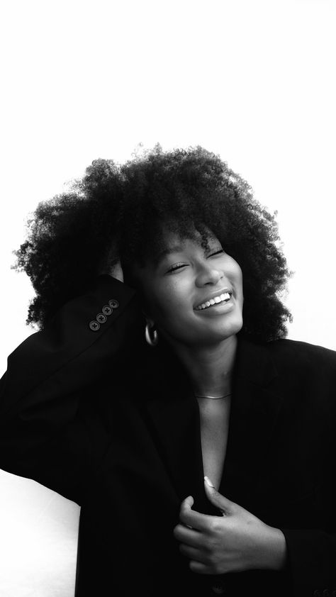 Black And White Photo Black Woman, Birthday Headshot Photoshoot Ideas, Black Self Love Photoshoot Ideas, Afro Model Photoshoot, Afro Headshots, Black Beauty Photoshoot, Studio Shoot Ideas Black Women, Black And White Woman Aesthetic, Birthday Photoshoot Ideas Black And White