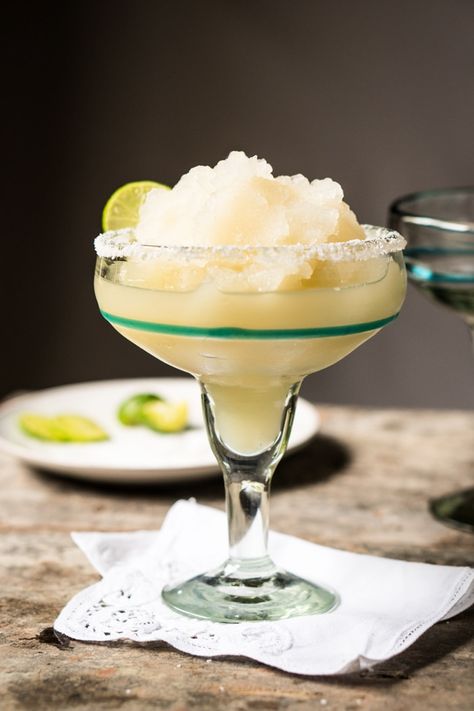 Skinny Frozen Paleo & Keto Margarita 🍹 #keto #ketorecipes #lowcarb #healthyrecipes #mexican #cocktails #margarita Keto Margarita, Alcohol Treats, Cocktails Margarita, Margarita Cocktails, Mexican Cocktails, Pina Colada Smoothie, Healthy Sweeteners, Low Carb Cocktails, Keto Cocktails