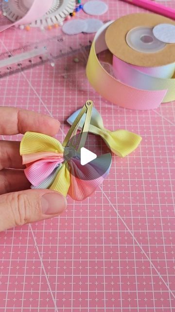 Elegant Hair Bows, Diy Ribbon Hair Clips, Handmade Bows For Hair, How To Make Bow Hair Clips, How To Make Hair Clips Diy, Diy Bow Hair Clips, Bow Clips Diy, Diy Hair Clips, Hair Bows Diy Ribbon