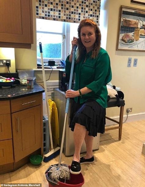 Sarah Ferguson, 60, is seen doing the dishes and mopping the kitchen floor in new photogra... Sarah Ferguson Today, Sarah Duchess Of York, Beatrice Eugenie, Timothy Laurence, Doing The Dishes, Sarah Ferguson, Duchess Of York, Duke Of York, Princess Eugenie