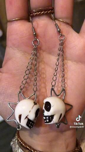 Horror Jewelry Diy, Skull Jewelry Diy, Spooky Jewelry Diy, Goth Ceramic Art, Goth Earrings Diy, Emo Jewelry Diy, Halloween Wire Jewelry, Aretes Dark, Diy Punk Jewelry