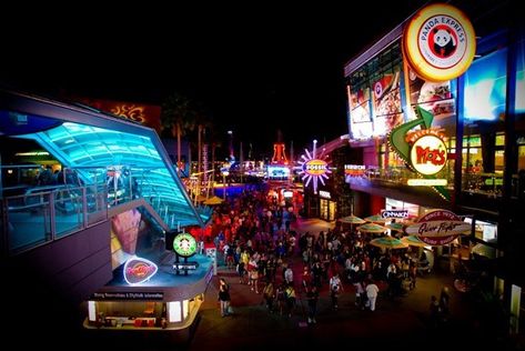 15 Fun & Free Things to Do in Orlando at Night Citywalk Orlando, Universal City Walk, Universal Citywalk, Blue Man Group, Orlando Hotel, Orlando Vacation, Universal Orlando Resort, Universal Studios Orlando, Surf Shack