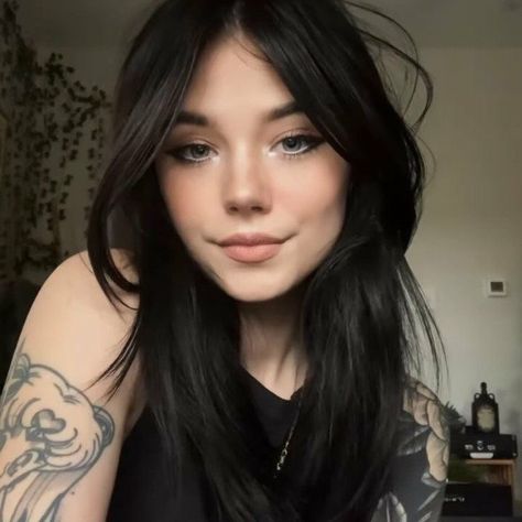 Pale Black Hair, Black Hair Blue Eyes Girl, Dark Hair Pale Skin, Black Hair Pale Skin, Blonde Hair Pale Skin, Blue Eyes Aesthetic, Black Hair Makeup, Black Hair Green Eyes, Hair Pale Skin