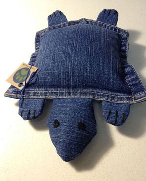 Craft Ideas From Waste, Repurpose Old Jeans, Artisanats Denim, Jean Diy, Jeans Recycling, Altering Jeans, Trend Council, Diy Dog Toys, Diy Craft Ideas