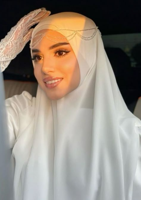 Nikah Makeup, Engagement Party Photo Ideas, Bridal Scarf, Hijabi Bride, Bridal Hijab Styles, Hijabi Wedding, Nikah Decor, Hijabi Brides, Minimal Wedding Dress