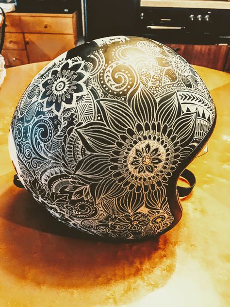 Helmet design Painting On Helmet, Hand Painted Motorcycle Helmets, Motorbike Helmet Design, Painted Helmet Ideas, Diy Helmet Design, Helmet Design Paint, Painted Motorcycle Helmets, Custom Helmet Paint, Motorcycle Helmets Art