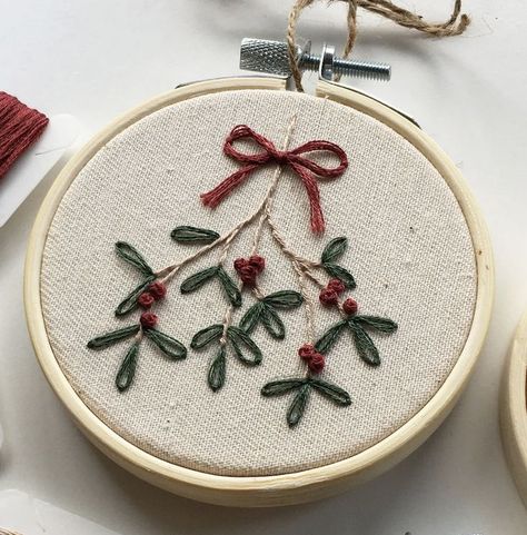 Mistletoe Embroidery, Handmade Felt Ornament, Primitive Stitchery, Fabric Cards, Embroidery Christmas, Craft Studio, Christmas Minis, Christmas Embroidery, Handmade Felt