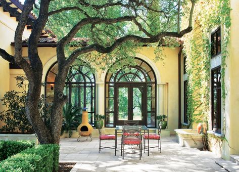 Italian Villa Aesthetic, Italian Villa Exterior, Italian Patio, Villa Patio, Italian Courtyard, Tuscan Villa, Internal Courtyard, Tuscan House, Casas Coloniales