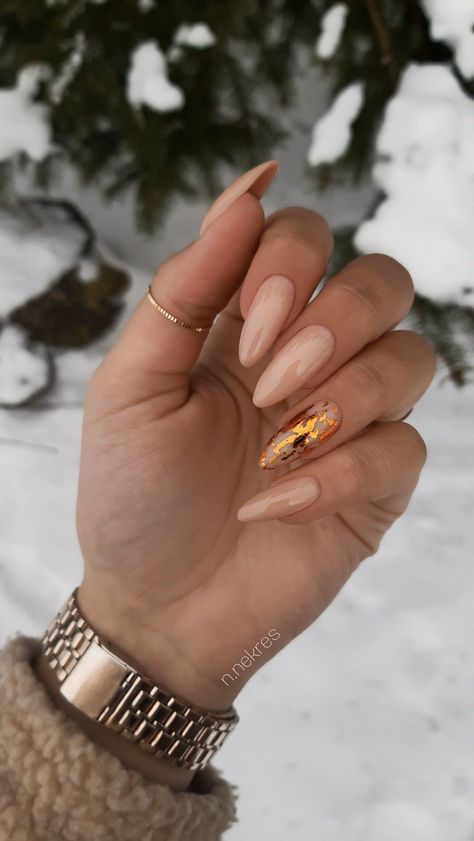 Trendy Almond Nails 2024, Beige And Gold Nails, Beige Nails Ideas, Elegant Long Nails, Nail Art Beige, Mandel Nails, Beige Nail Art, Nails Beige, Ongles Beiges