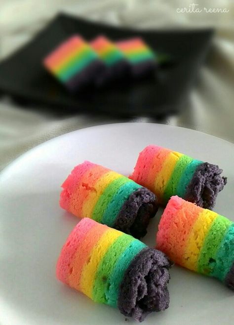 Rainbow Roll Cake Rainbow Road Cake, Rainbow Cinnamon Rolls Recipe, Rainbow Swiss Roll, Rainbow Rice Cake Korean, Rainbow Cake Inside, Rainbow Roll, Roll Cake, Rolls, Cake