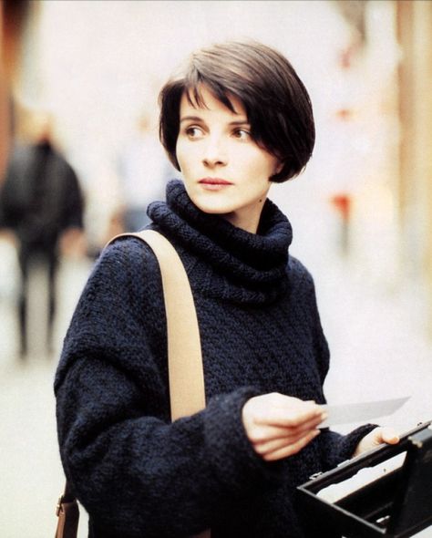 Juliette Binoche - uniFrance Films Three Colors Blue, French Beauty Secrets, Baby Bangs, Juliette Binoche, French Cinema, French Beauty, French Actress, French Women, Mode Inspiration