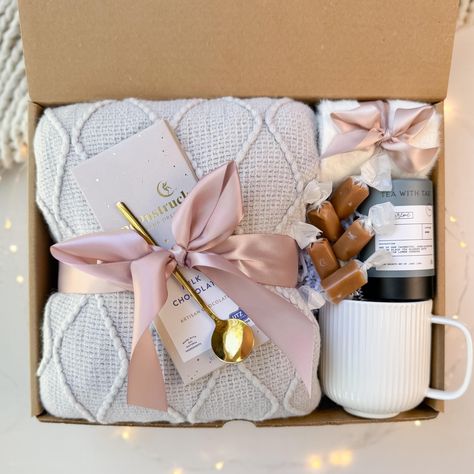 Introducing our Corporate Gift Boxes, the perfect blend of comfort and sophistication! We are excited to offer gift boxes for wholesale customers.  We provide both last-minute gift boxes and accept orders in advance. For wholesale orders, we offer special pricing on gift boxes.  Please contact us for more details! The gift box included: - Throw blanket (gray/white/dark green) - Ceramic ribbed mug - Milk chocolate bar - Fluffy socks - Golden tea spoon - Aromatic tea - Pack of sea salt caramels -C Work Christmas Gifts, Client Gift Box, Personalized Business Gifts, Luxury Corporate Gifts, Sea Salt Caramels, Client Appreciation Gifts, Golden Tea, Corporate Christmas Gifts, Corporate Holiday Gifts