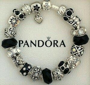 Quiero.... Pandora Bracelet Charms Ideas, Black Love Heart, Pandora Bracelet Designs, Bracelet With Charms, Leather Pearl Necklace, Pandora Collection, Bracelet Pandora, Pandora Rings, Pandora Bracelet Charms