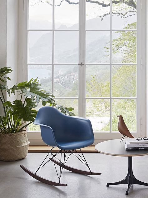 With their truly timeless silhouettes, the Eames Shell Chairs challenged the idea of what a chair should be. We take a look at the secret to their success. Making Aesthetic, Minimal Homes, Eames Rocking Chair, Small Lounge Chairs, Minimalist Homes, Rocking Armchair, Plastic Chairs, Charles And Ray Eames, Mid Century Modern Interiors