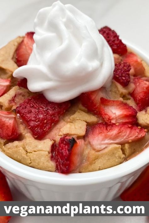 Strawberry Baked Oats, Protein Baked Oats, Healthy Breakfast Baking, Food Polls, Baking With Protein Powder, Protein Dessert, Strawberry Protein, Protein Baking, High Protein Desserts