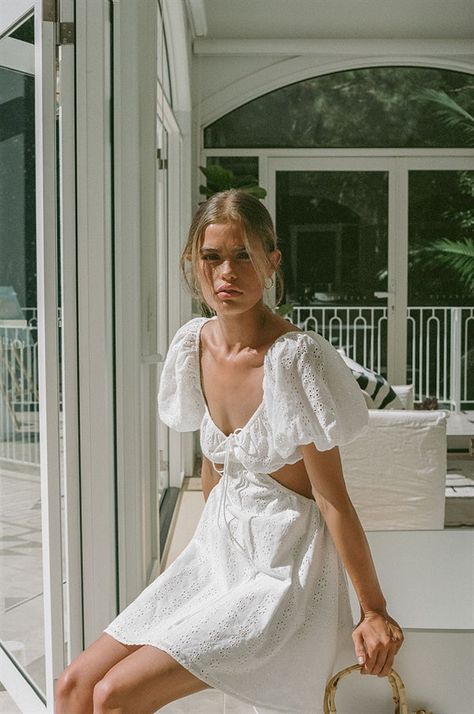 White Dress Aesthetic, Style Palette, Women's Summer Dresses, Flouncy Skirt, European Fashion Summer, Summer Dresses Online, Greece Outfit, Studio House, Parisian Summer