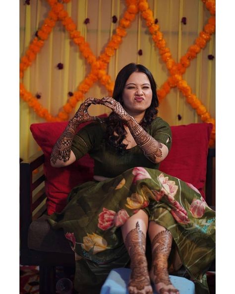 Mehedi Poses Couple, Healthy Bride Indian, Mehandi Photography Ideas, Indian Bride Mehndi Poses, Wedding Mehndi Photography, Mahendi Poses For Bride Sister, Mehandi Photo Shoot, Mehedi Poses Bride, Mehndi Pose For Bride