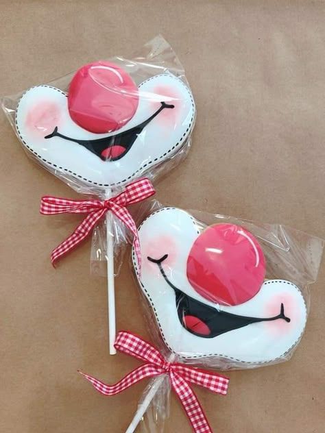 Lollipop Cookies Decorated, Clown Cookies, Gingerbread Icing, Lollipop Cookies, Painted Sugar Cookies, Flood Icing, Dulces Halloween, Mickey Cakes, Cookie Bakery