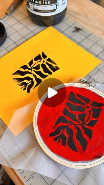 Silk Screen Printing Design, Screen Printing Paper, Silk Screen Printing Diy, Diy Screen, Diy Screen Printing, Hand Printing, Screen Painting, Screen Printing Ink, Latex Paint