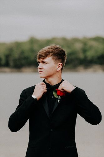 Prom Posing Ideas Couple, Prom Photos Guys, Homecoming Pictures With Friends Guys, Men Prom Poses, Prom Poses Individual Guy, Prom Poses Guys, Prom Shoot Ideas, Cute Prom Poses For Friends, Prom Poses Individual