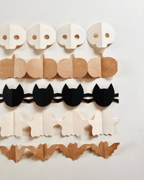 Pumpkin Paper Garland, Scandinavian Halloween Decor, Cheap Fall Crafts, Minimal Halloween Decor, Halloween Crafts Ideas, Halloween Outdoor Decoration, Halloween Decoration Ideas, Halloween Costumes Ideas, Halloween Decor Ideas