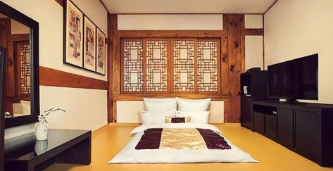 Experience traditional Korean lifestyle by staying in Korean Hanok Seoul Apartment, Korean Lifestyle, Korean Bedroom, Traditional Korean House, Korean House, Hanok Village, Bukchon Hanok Village, Asian Homes, Japanese Geisha