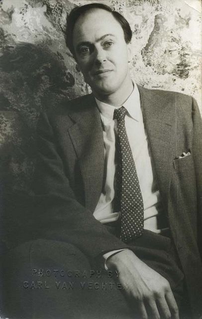 Roald Dahl, photographed by Carl Van Vechten in 1954. Children's author Roald Dahl wrote the kids' classics Charlie and the Chocolate Factory and James and the Giant Peach, among other famous works. Pilot Photo, Ronald Dahl, Patricia Neal, Famous Writers, Marquette University, Story Writer, Writers And Poets, Book Writer, Famous Authors