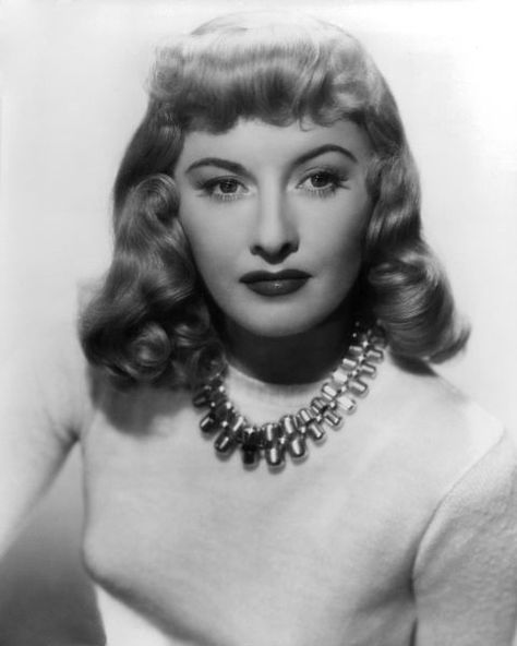 Delicate curls and waves brought softness to thick bangs and long bobs like Barbara Stanwyck's. 1940s Makeup, Vintage Bangs, Double Indemnity, Paulette Goddard, Adam 12, Dorothy Dandridge, Very Important Person, 1940s Hairstyles, Geri Halliwell