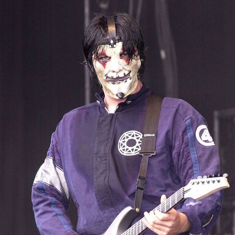 𝖘 𝖎 𝖈 𝖓 𝖊 𝖘 𝖘 🐐 on Instagram: “~°I really b knocking off that Iowa content for you guys lately.. here ya have some pics of Jim at the Reading show in 2002🤘🏻🖤°~ - - -…” Jim Root Unmasked, Jim Slipknot, Jim Root Mask, Jim James, Jim Root, Slipknot, Iowa, Music Artists