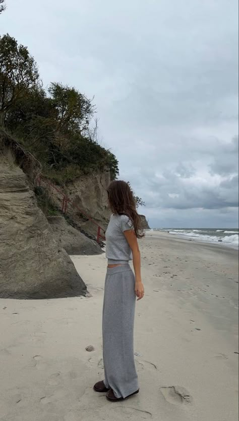 Cold Beach Outfit, Street Style Classy, Street Style Comfy, Casual School Outfit, Outfit Basics, Basics Outfit, Cool Girl Outfit, Effortless Chic Outfits, Cool Girl Outfits