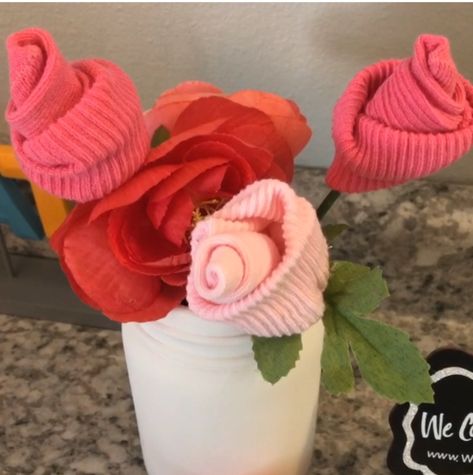 Sock Flowers, Sew Snowman, Baby Socks Flowers, Diy Baby Socks, Baby Sock Corsage, Baby Sock Bouquet, Dollar Tree Flowers, Elephant Baby Shower Favors, Baby Shower Girl Diy