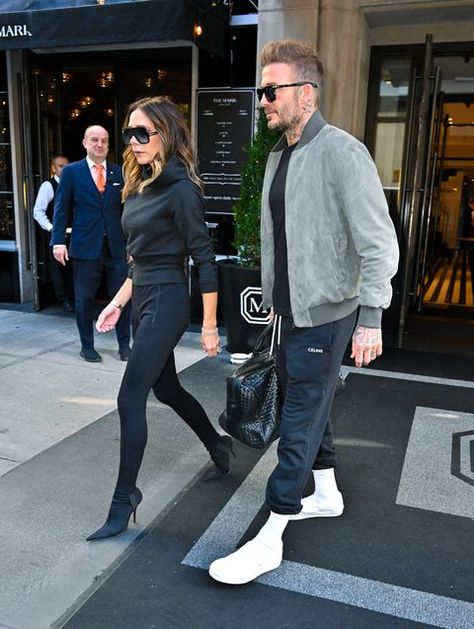 Victoria Beckham Street Style, Casual Daytime Outfits, David Beckham Style Outfits, Victoria Beckham Fashion, Beckham Fashion, David Beckham Style, Victoria Beckham Outfits, Womens Flare Jeans, David And Victoria Beckham